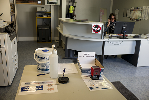Aménagements dans le bureau d’accueil d’une entreprise : signalétique, distributeur de gel hydroalcoolique