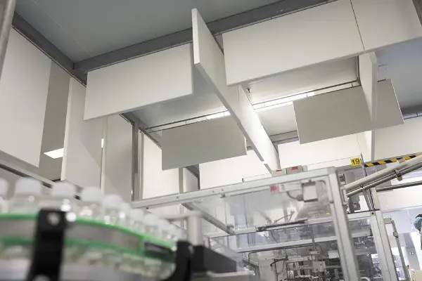 Réduire les nuisances liées au bruit (ici des panneaux antibruit suspendus au plafond)