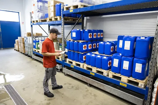 Prévoir des zones de stockage pour les produits dangereux et les déchets