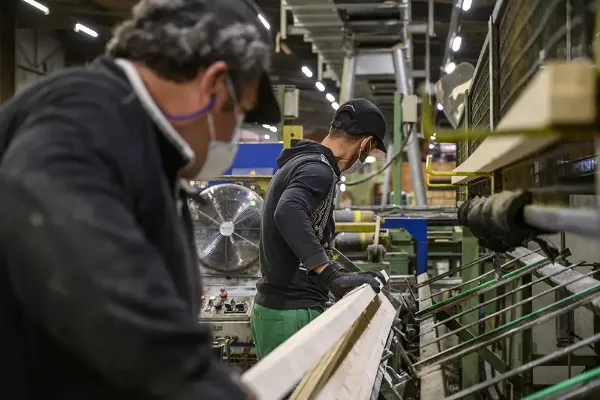 Intérimaire en formation sur une machine dangereuse