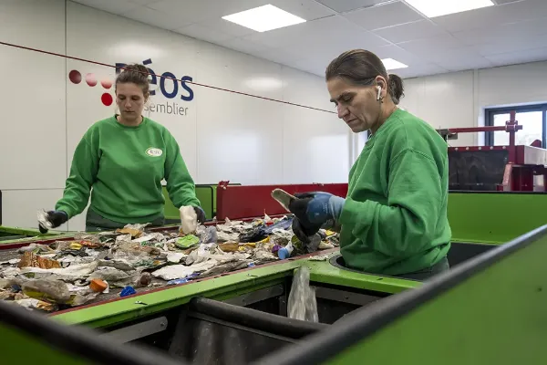 Opératrices contrôlant le refus au niveau du tapis convoyeur