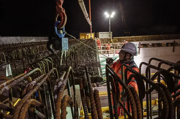 Chantier de nuit sur un contournement d'autoroute
