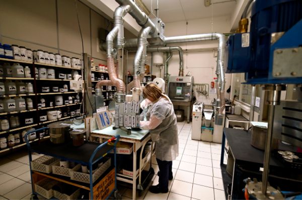 Salarié utilisant un composé chimique