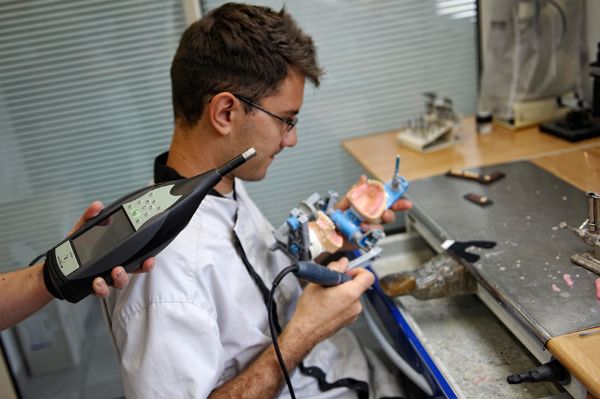 Salarié travaillant avec des produits chimiques