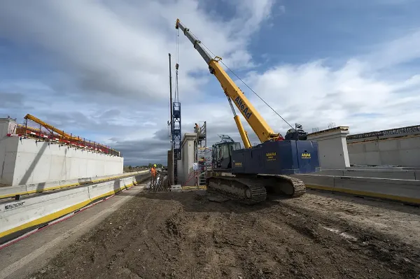 Une grue à chenille lors d’une opération de levage d'un outil de coffrage