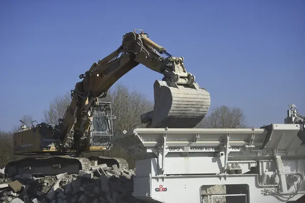 Chargeuse dans une plateforme de recyclage