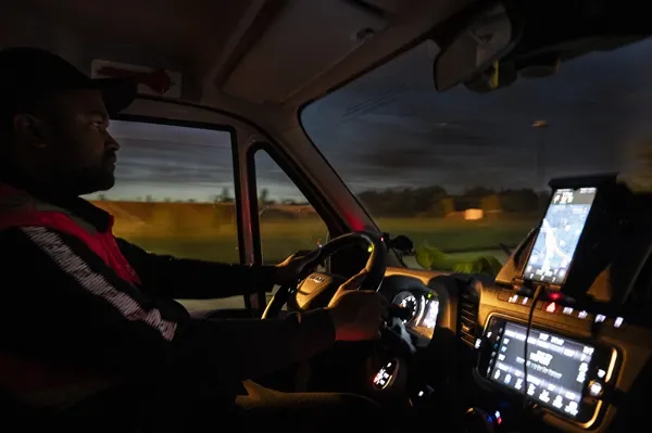 Opérateur conduisant un camion 