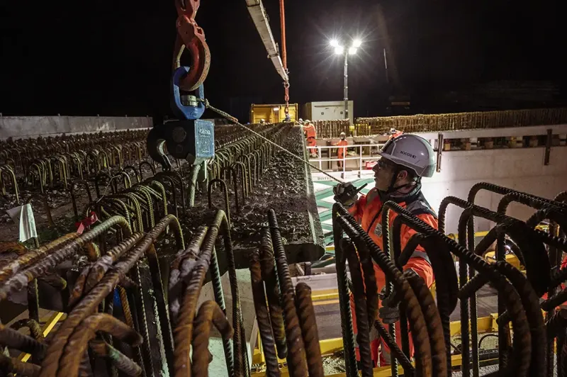 Chantier de nuit sur un contournement d'autoroute