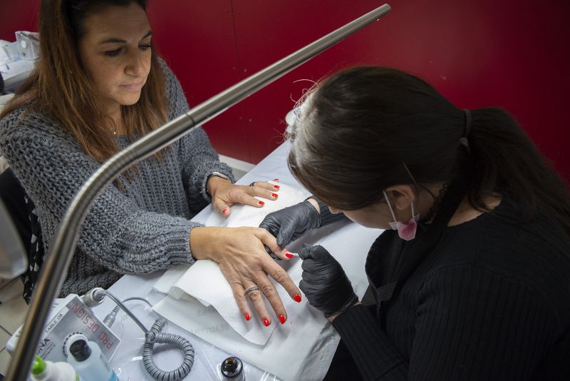 Poste de travail dans un salon de prothésie ongulaire 