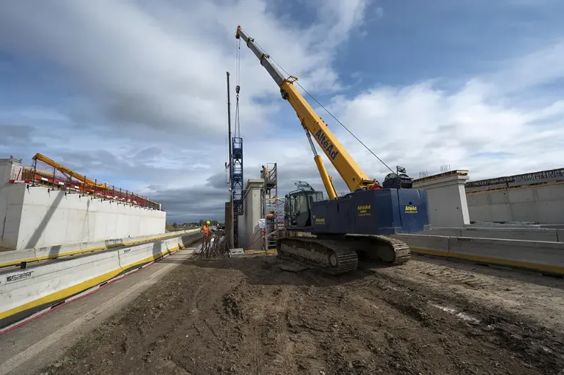 Une grue à chenille lors d’une opération de levage d'un outil de coffrage
