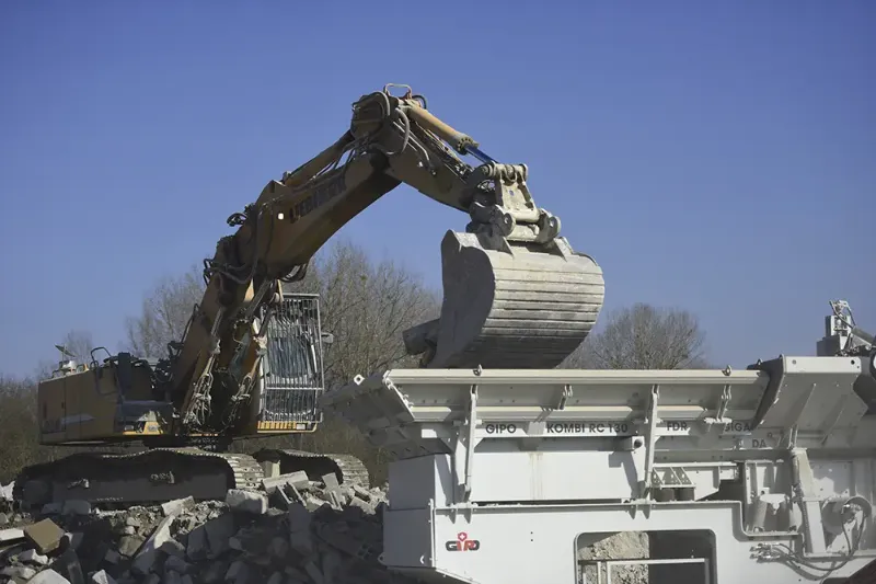 Chargeuse dans une plateforme de recyclage