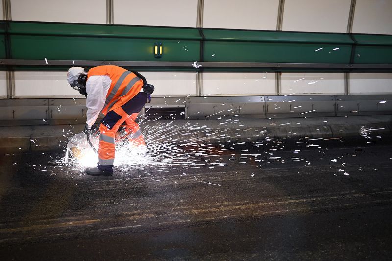 Découpe d'éléments en acier sur un chantier