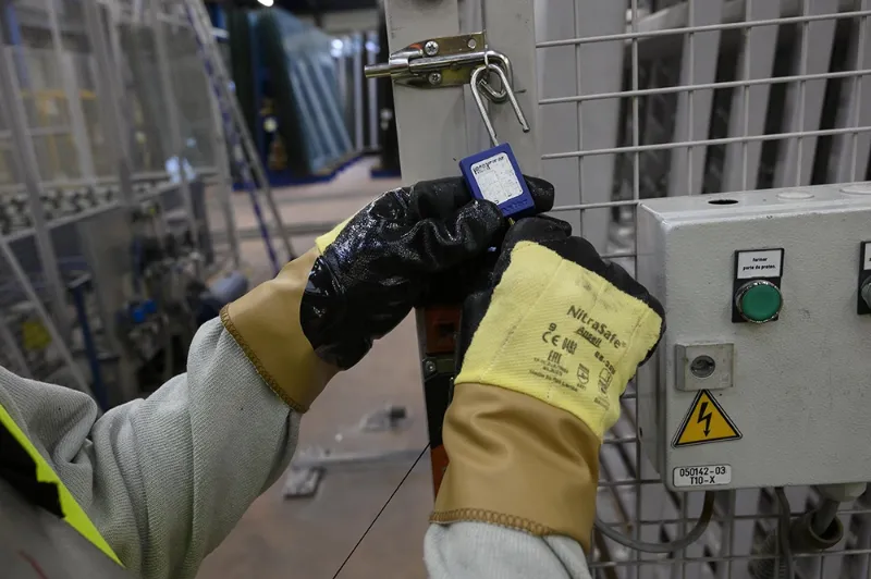 fiche de travail signalant l'arrêt de l'arrivée électrique et cadenas condamnant l'utilisation de l'appareil lors de sa maintenance