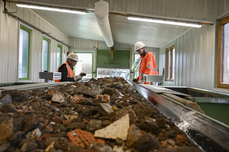 Ligne de tri des gravats dans une usine de retraitement des déchets de construction