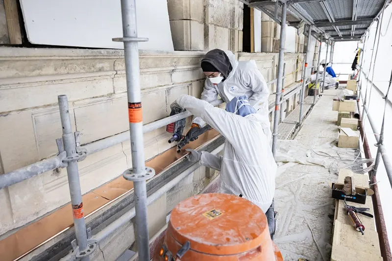 Aspiration des poussières de silice lors de la pose des premières couches de protection de la façade