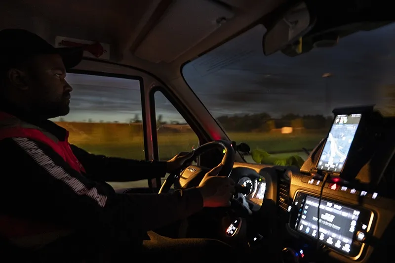 Opérateur conduisant un camion