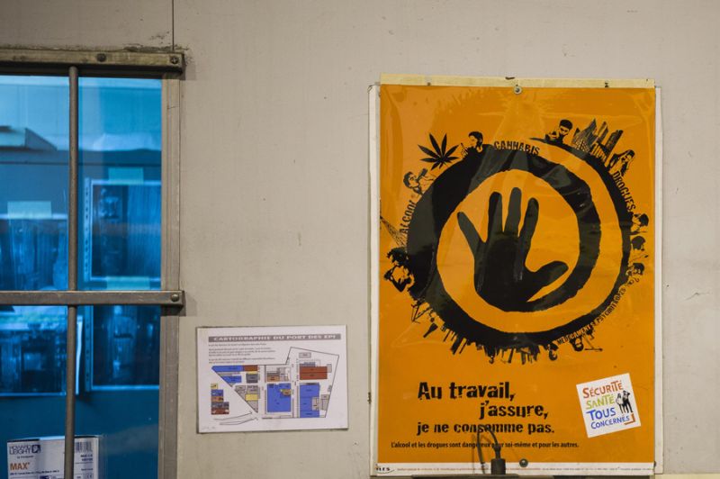 Affiche INRS sur les addictions – Au travail, j’assure, je ne consomme pas… - dans une entreprise