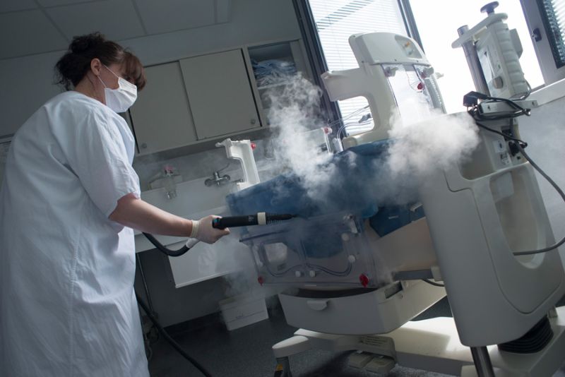 Nettoyage d’un incubateur de réanimation néonatale à l’aide d’un nettoyeur à vapeur