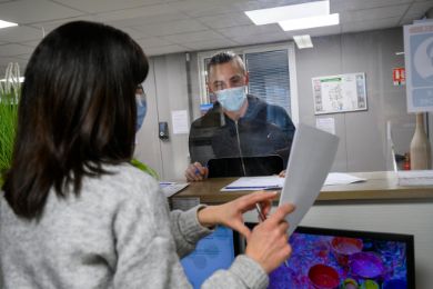  Un bouton d’alarme silencieuse a été installé en dessous du comptoir d'accueil, s’il est déclenché, un gyrophare se met en marche dans tous les bureaux