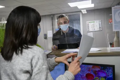  Un bouton d’alarme silencieuse a été installé en dessous du comptoir d'accueil, s’il est déclenché, un gyrophare se met en marche dans tous les bureaux