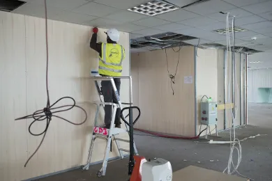 Opérateur utilisant une plateforme individuelle roulante pour ranger des éléments de structures
