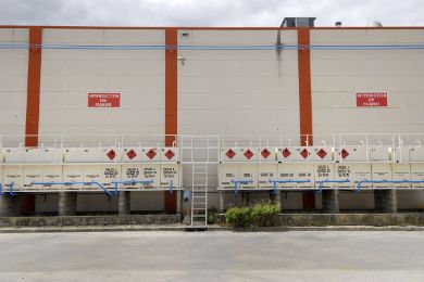 Des matières premières inflammables sont stockées dehors.