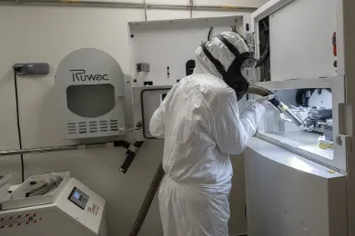 Le port d’un appareil de protection respiratoire et de vêtement de protection est recommandé pour les travaux exposants.