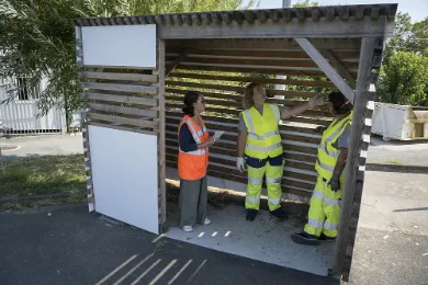 Mise en place d'une cabane pour abriter les employées du soleil
