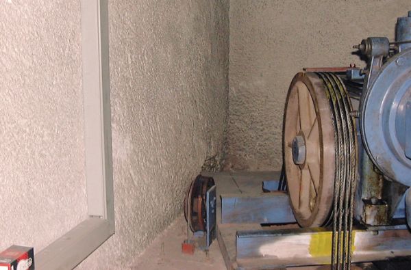 Machinerie d’ascenseur susceptible de contenir des matériaux amiantés (flocage, freins…)
