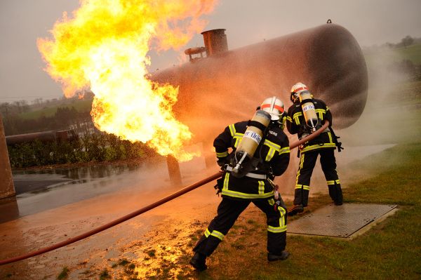 Intervention de pompiers sur une citerne de gaz en feu