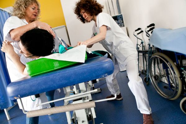 manutention d’un patient par des kinésithérapeutes dans un service de rééducation d’un hôpital