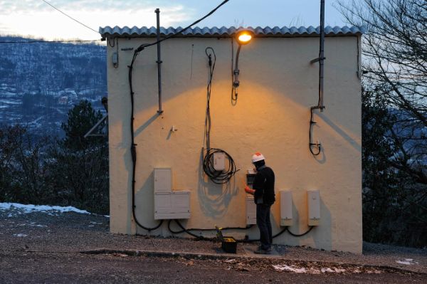 opérateur intervenant sur une armoire électrique à l’extérieur d’un bâtiment, afin de réaliser un raccordement au réseau de distribution - © Patrick Delapierre pour l’INRS 