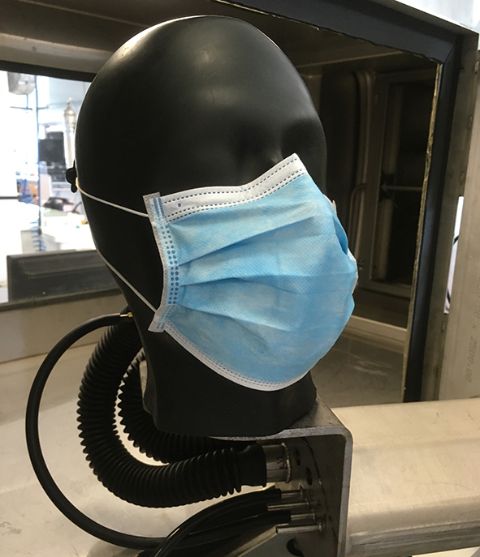 Masque chirurgical installé sur la tête factice dans le banc d'essais Prorespi de l'INRS
