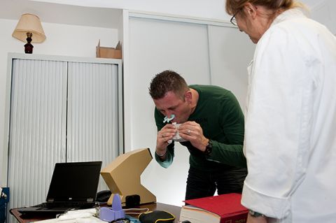 Médecin du travail faisant passer un test de spirométrie a un ouvrier soudeur