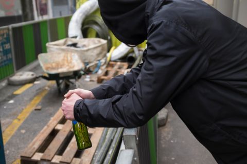 Lors d’une pause sur un chantier de BTP, photo d’un salarié tenant une bouteille de bière à la main