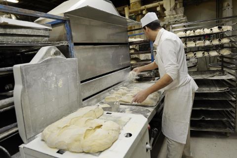 Préparation de pains dans une boulangerie 