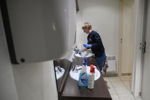Nettoyage des parties communes (sanitaires) d'un immeuble de bureau 