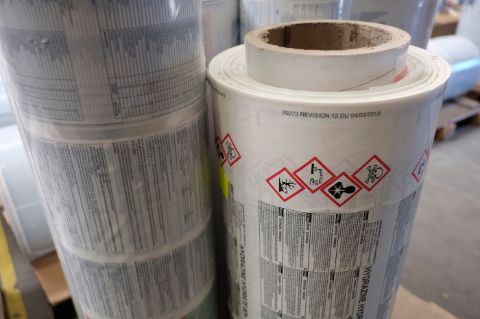 rouleaux de films d’étiquetage chez un fabricant de produits chimiques