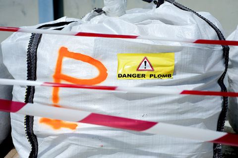big bags de gravats pollués sur un chantier de  chantier de déplombage, avec un étiquetage spécifique