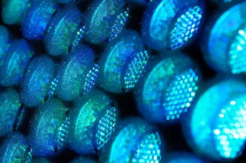 À forte intensité, la lumière bleue émise par les diodes peut avoir des effets sur la rétine