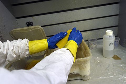 Nettoyage d’outils avec du propylène glycol utilisé en substitution de l’acétone dans un atelier de fabrication de planches de surf