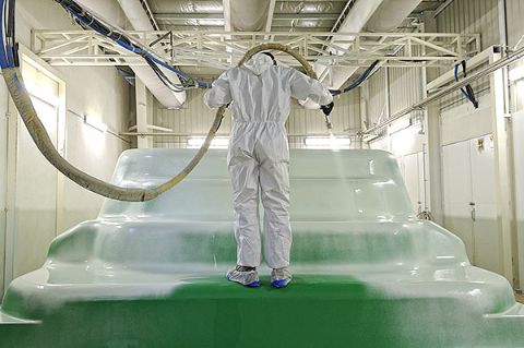Utilisation de peinture industrielle pouvant contenir des solvants dangereux pour la santé dans une fabrique de piscines en matériaux composites