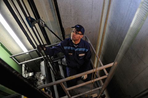 Intervention de maintenance dans une cage d’ascenseur