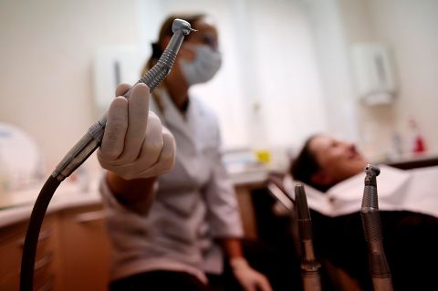 Consultation chez un dentiste : choix d’une roulette pour le soin d’une dent