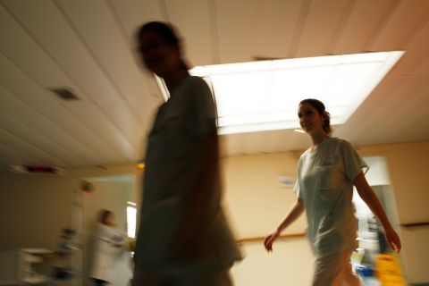 Circulation de soignants dans le couloir d’un établissement