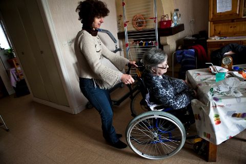 Auxiliaire de vie s’occupant d’une personne âgée dépendante à son domicile