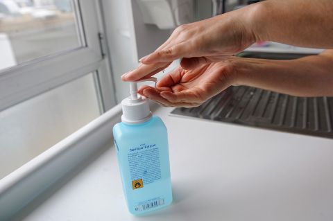 Un soignant se nettoie les mains avec une solution hydro-alcoolique dans un EHPAD
