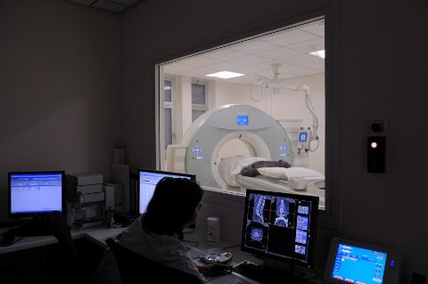 Manipulateur radio à un poste de commande de scanner dans un hôpital