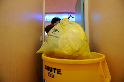 Elimination d’un sac poubelle DASRI dans un hôpital