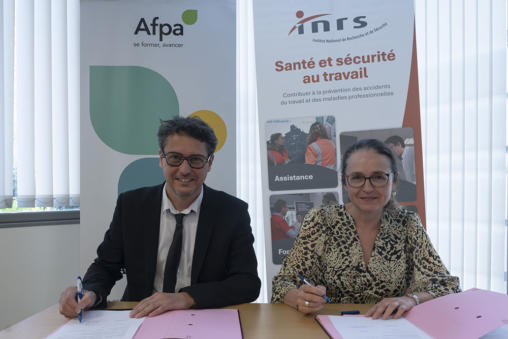  Séverine Brunet,  directrice des applications de l'INRS et Christophe Sadok , directeur de l'ingénierie innovation et missions nationales de service public signent une convention de partenariat entre l'INRS et l'AFPA, dans les locaux de l'INRS à Paris